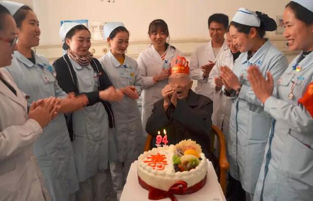 情暖病房——內(nèi)二科醫(yī)護人員為94歲患者過生日