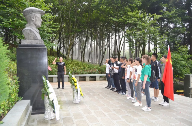 中共保山安利醫(yī)院有限責(zé)任公司支部委員會(huì)開展“不忘初心，牢記使命”愛國主義專題教育活動(dòng)