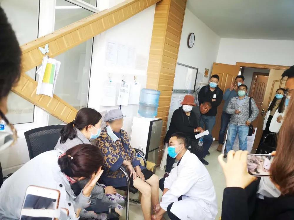 保山安利醫(yī)院糖尿病足專家到麗江古城區(qū)人民醫(yī)院進行內(nèi)分泌學(xué)術(shù)交流及糖尿病足現(xiàn)場診療指導(dǎo)