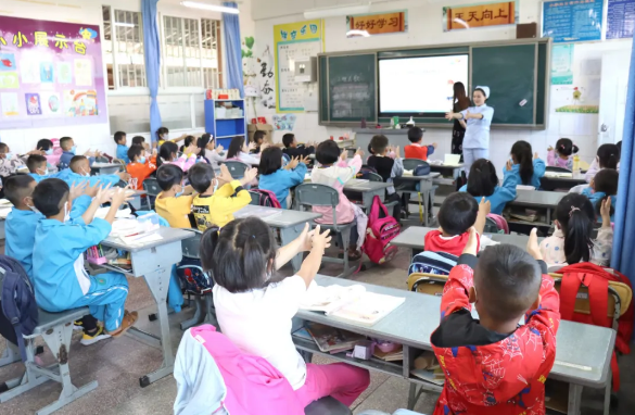 保山安利醫(yī)院為隆陽(yáng)區(qū)四小、五小、七小、漢莊小學(xué)、永昌小學(xué)開展復(fù)學(xué)疫情防護(hù)知識(shí)培訓(xùn)