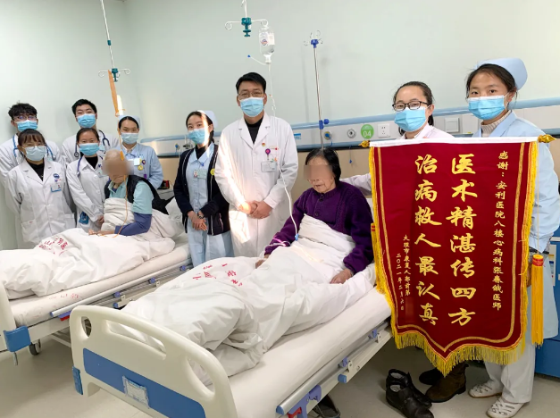 溫暖的陪伴、細(xì)心的照顧，兩位老人感恩贈錦旗！