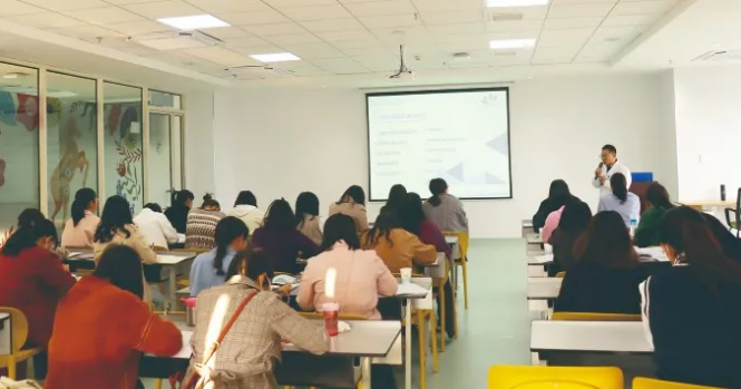 2020年度云南省職業(yè)院校素質(zhì)提高計(jì)劃項(xiàng)目“1+×證書制度試點(diǎn)院校教師培訓(xùn)幼兒照護(hù)培訓(xùn)班”分會(huì)場在我院順利舉辦