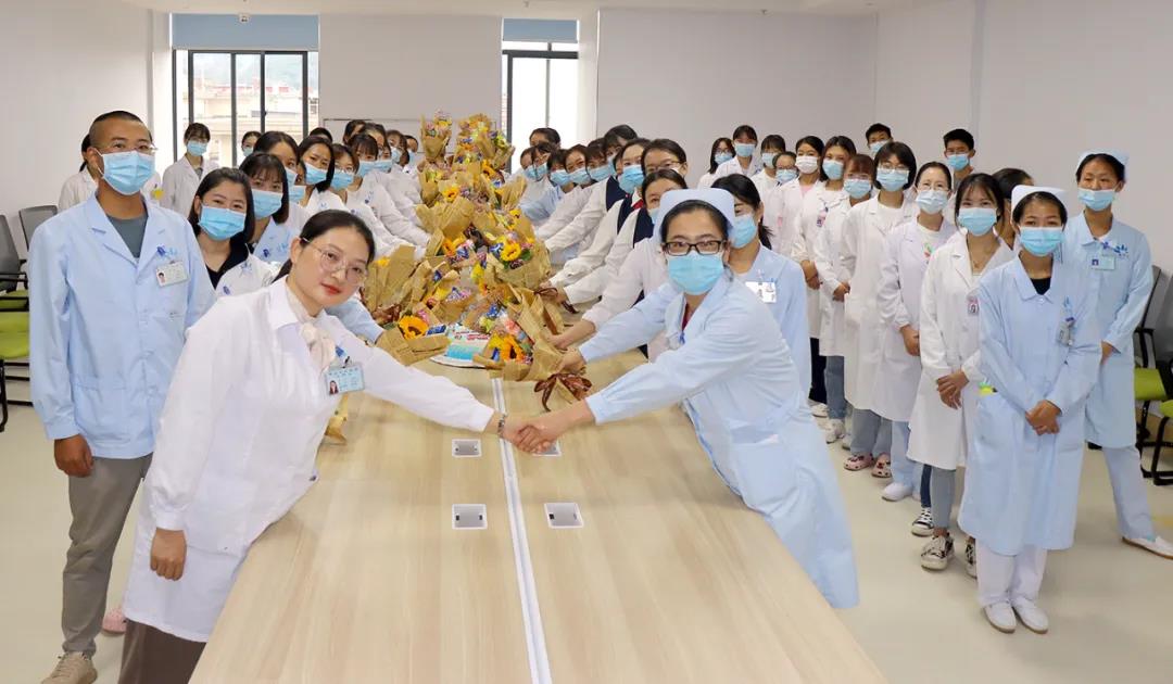 【保山安利醫(yī)院】雙節(jié)同慶，用祝福和鮮花感謝默默付出的治療師和教師們