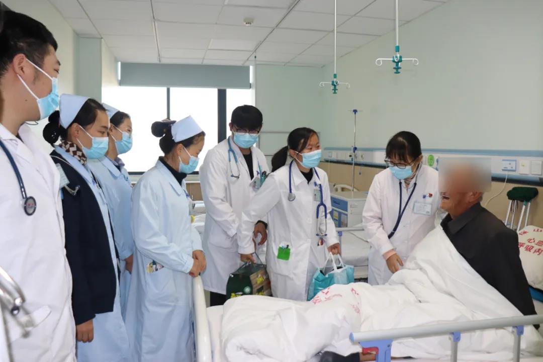 【保山安利醫(yī)院】寒冬雖冷，但爺爺?shù)男氖桥模缫寻厌t(yī)院當(dāng)家醫(yī)護(hù)當(dāng)親人！