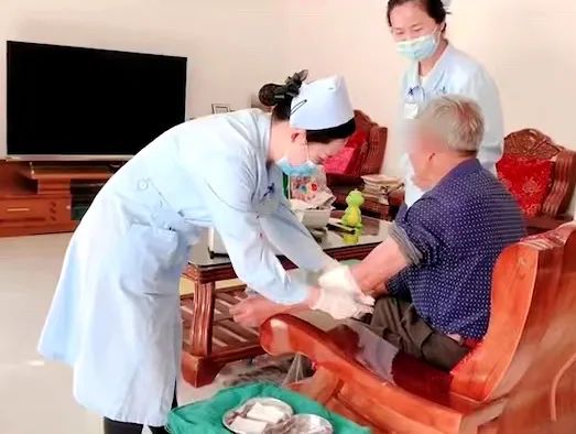 【保山安利醫(yī)院】82歲爺爺與老伴居家，在院手術(shù)后換藥不便，居家護(hù)理上門服務(wù)解難題