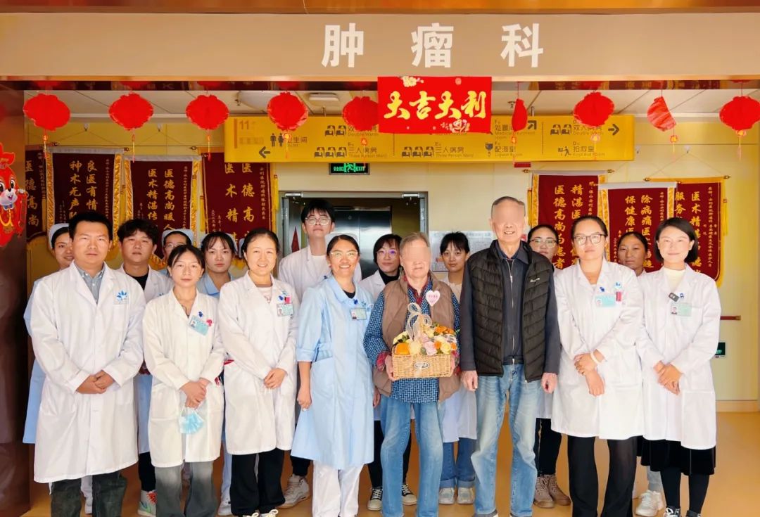 因?yàn)樾湃危聽(tīng)敔攺纳虾?lái)到保山安利醫(yī)院腫瘤科放射治療！