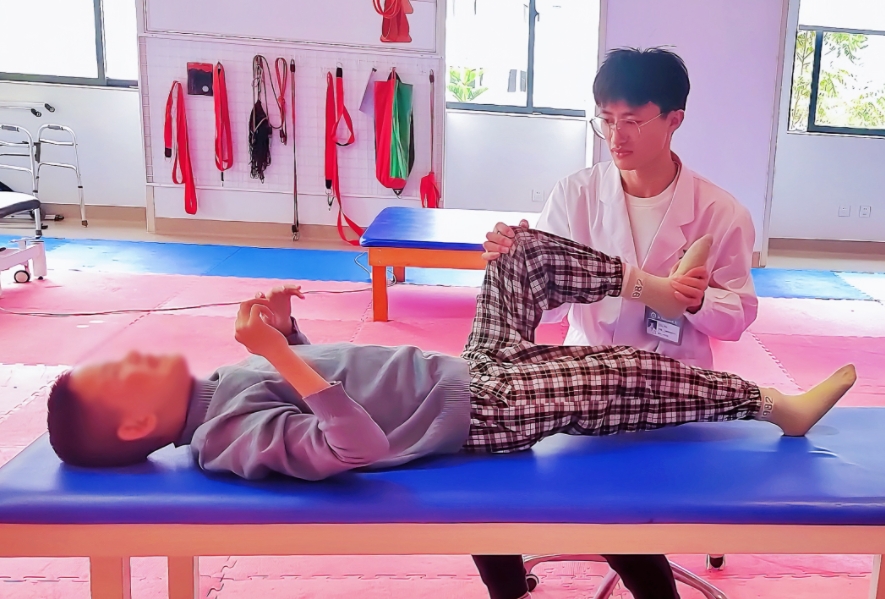 西藏12歲腦癱女孩千里求醫(yī)，綜合康復(fù)治療顯成效