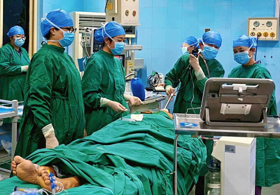 突破！我院成功開展首例“經(jīng)硬質(zhì)支氣管鏡下硅酮支架植入術(shù)”和“支氣管徑向超聲檢查術(shù)”