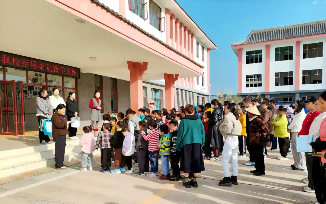 保山安利醫(yī)院攜手施甸縣特殊教育學(xué)校開(kāi)展醫(yī)康教融合評(píng)估活動(dòng)：用愛(ài)點(diǎn)亮特殊兒童的成長(zhǎng)之光