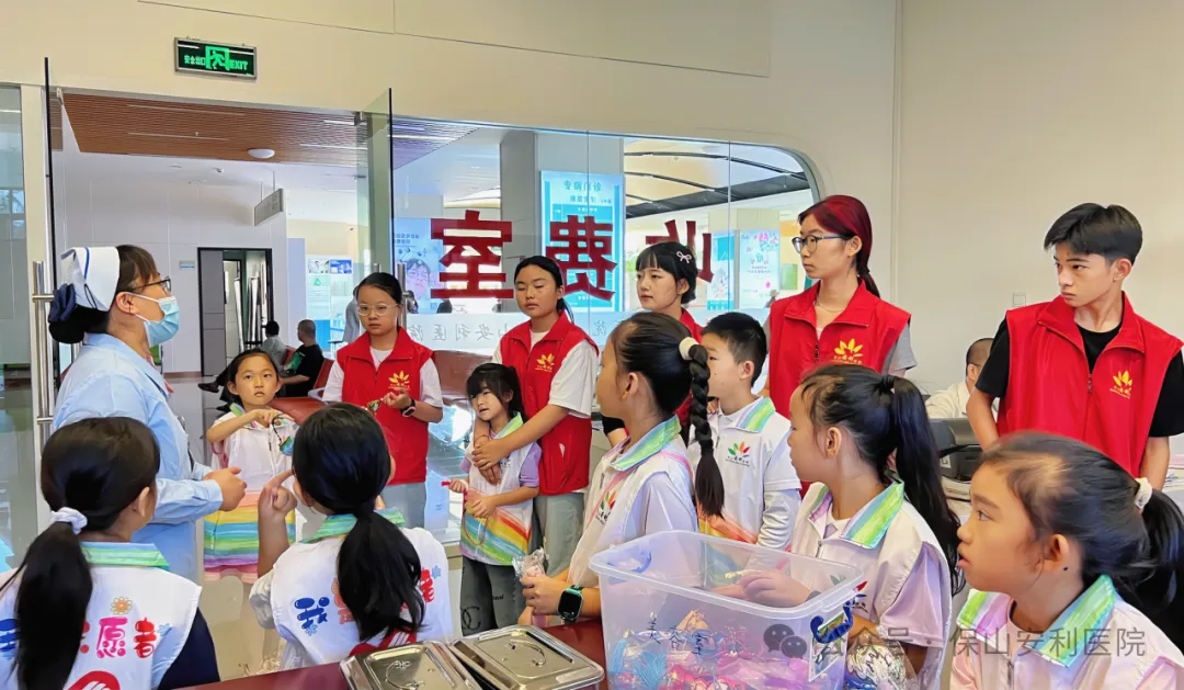 化身小小中醫(yī)師！保山安利醫(yī)院暑期職業(yè)體驗(yàn)，探秘三伏貼的奇妙旅程！