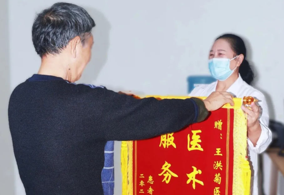 致敬醫(yī)者仁心 | 一面錦旗，一份信賴，一段暖心的醫(yī)患情